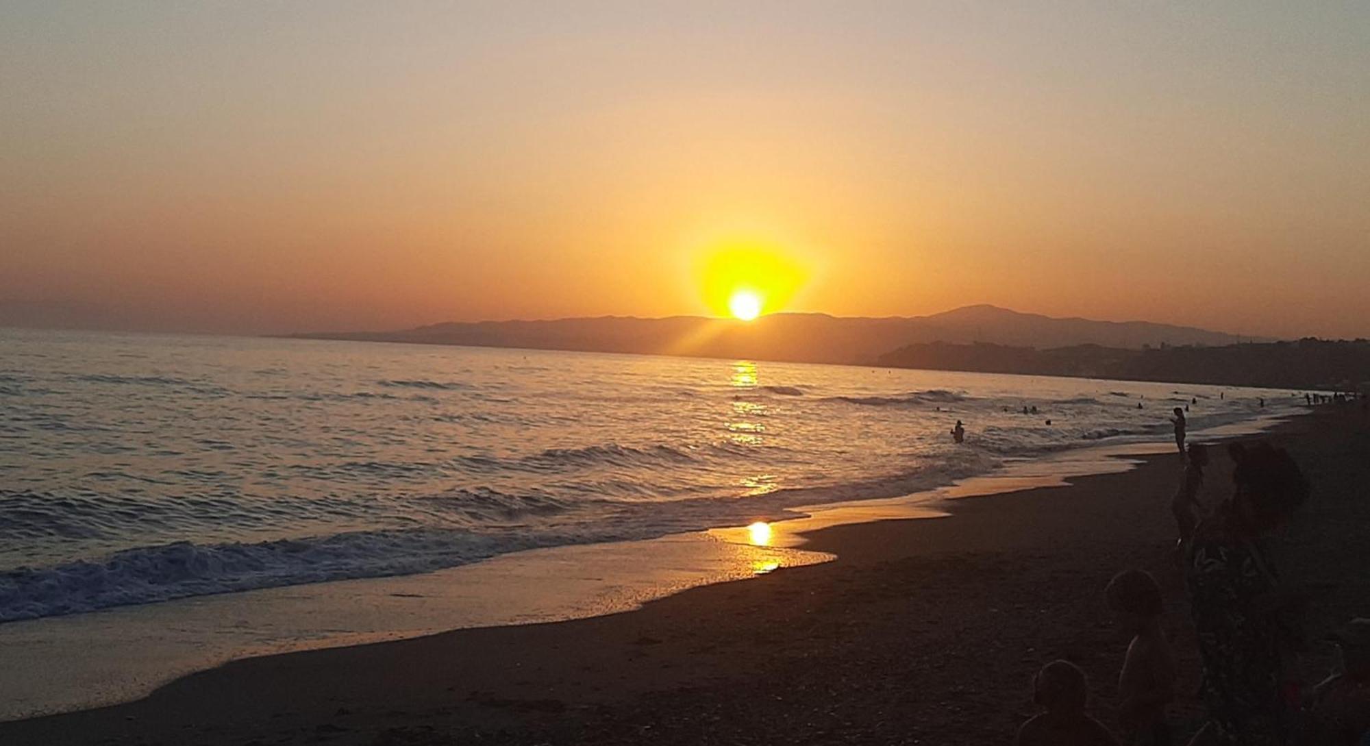 Apartamento En Primera Linea De Playa, Con Piscina Y Garaje En Torrox Costa Eksteriør bilde